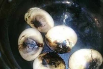 Chết cười với những sản phẩm vợ vụng nấu cho chồng