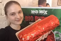 Kinh ngạc tốc độ ăn uống của nữ siêu mẫu 9X