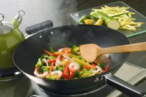 Sai lầm nghiêm trọng khi xào nấu rau gây hại cho cả nhà