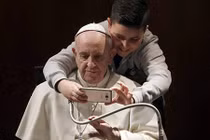Cậu bé 7 tuổi gây bất ngờ khi xin selfie với Giáo hoàng