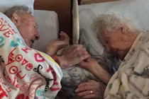 Nghẹn ngào cụ ông nắm chặt tay vợ sắp mất sau 77 năm chung sống