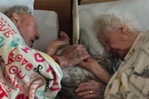 Nghẹn ngào cụ ông nắm chặt tay vợ sắp mất sau 77 năm chung sống