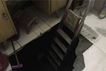 Đang ngồi ở phòng khách, bỗng dưng rơi xuống hố sâu 3m