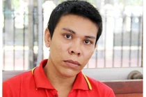 Kêu bé gái nằm sàn gạch trốn bạn để hiếp dâm 