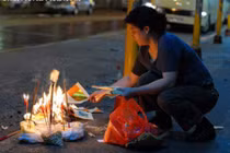 “Ngó” phong tục báo hiếu cha mẹ mùa Vu Lan ở các quốc gia 