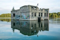 Bí ẩn nhà tù chìm trong biển nước