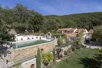 Vợ chồng David Beckham bán biệt thự hơn 70 tỉ đồng vì ma ám