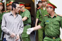 Ảnh: Giang hồ Tuấn Em nổi loạn sau khi nghe tuyên án tử hình