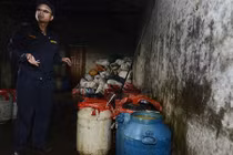 Rùng mình xưởng tái chế tiết lợn và mỡ bẩn từ tóp mỡ