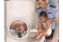 Bé 3 tuổi đi chân trần tìm mẹ trên mặt đường nhựa 59 độ