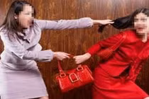 Cháu giơ băng vệ sinh dùng qua xúc phạm dì ruột