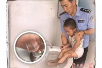 Bé 3 tuổi đi chân trần tìm mẹ trên mặt đường nhựa 59 độ