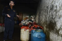 Rùng mình xưởng tái chế tiết lợn và mỡ bẩn từ tóp mỡ