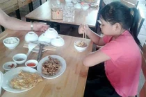 Ông bố tiết kiệm hết mức để con gái đi chơi biển 