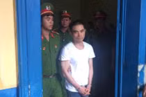 Nghi ngoại tình, chồng mua xăng đốt vợ