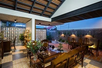 Nhà nửa mái hoài cổ đẹp mê ly của kiến trúc sư Việt