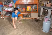 Rể trộm bọc tiền mẹ vợ định mang báo hiếu mẹ đẻ