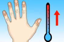 15 phút ra ngoài, con bỏng lạnh vì chơi trốn tìm trong tủ đá