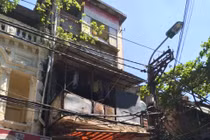 Cận cảnh nhà phố cổ tróc lở, chằng vá nguy hiểm giữa Thủ đô