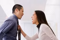 Chia tay người yêu, em bị đòi lại xe máy đã tặng