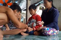 “Thần y” kỳ dị miền Tây: Chữa bá bệnh bằng... thổi phù phù 