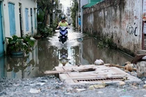 Ảnh: Hẻm thành ao, nhà mọc rêu do thi công đường ở Sài Gòn