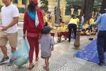 Cậu bé lượm ve chai xếp giày cho bạn đi dã ngoại