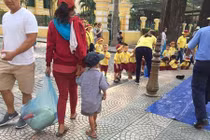 Cậu bé lượm ve chai xếp giày cho bạn đi dã ngoại