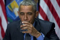 Obama uống nước ở thành phố ô nhiễm để trấn an dân
