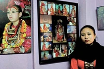 Cuộc sống kỳ lạ của “Thần trinh nữ sống“