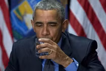 Obama uống nước ở thành phố ô nhiễm để trấn an dân