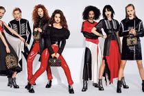 Selena Gomez ngã nhào trên sân khấu trước 20.000 fan