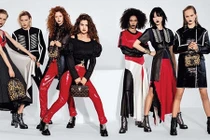 Selena Gomez ngã nhào trên sân khấu trước 20.000 fan