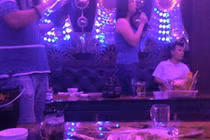 Những gam màu đen tối chốn karaoke biến thành "động thiên đường"