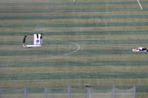 Quá nóng, sinh viên TQ ra sân vận động ngủ tập thể