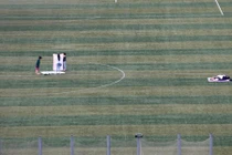 Quá nóng, sinh viên TQ ra sân vận động ngủ tập thể