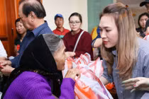 Mỹ Tâm thức trắng đêm chuẩn bị quà Tết cho người nghèo