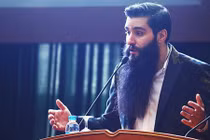 Đạo diễn “Kong: Skull Island” bị hành hung trong quán bar tại TPHCM?