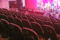 Minh Béo bị tẩy chay, sân khấu không khán giả 