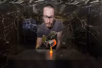 Mặt kính smartphone tương lai sẽ có khả năng chống nứt vỡ