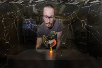 Mặt kính smartphone tương lai sẽ có khả năng chống nứt vỡ