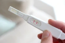 Que thử thai báo hai vạch chưa chắc bạn đã có bầu 