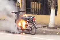 Nam thanh niên tự đốt xe máy sau màn đôi co với CSGT