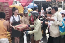 Ngọc Trinh về quê làm từ thiện giữa ồn ào đấu giá SIM