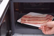 8 loại thực phẩm không được cho vào lò vi sóng