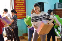 Phạm Hương giản dị đi từ thiện đầu năm mới