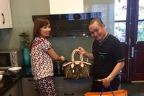 Hot Face sao Việt 24h: Xuân Hinh mua quà “nịnh” vợ 
