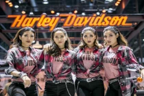 Thổn thức ngắm người đẹp tạo dáng bên xế mới