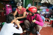 Đi xe máy xuyên Đông Dương, mua tóc cả thiên hạ