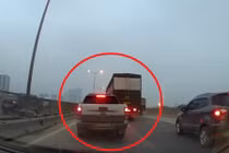 Ô tô, xe tải tạt đầu, khiêu khích nhau trên đường vành đai 